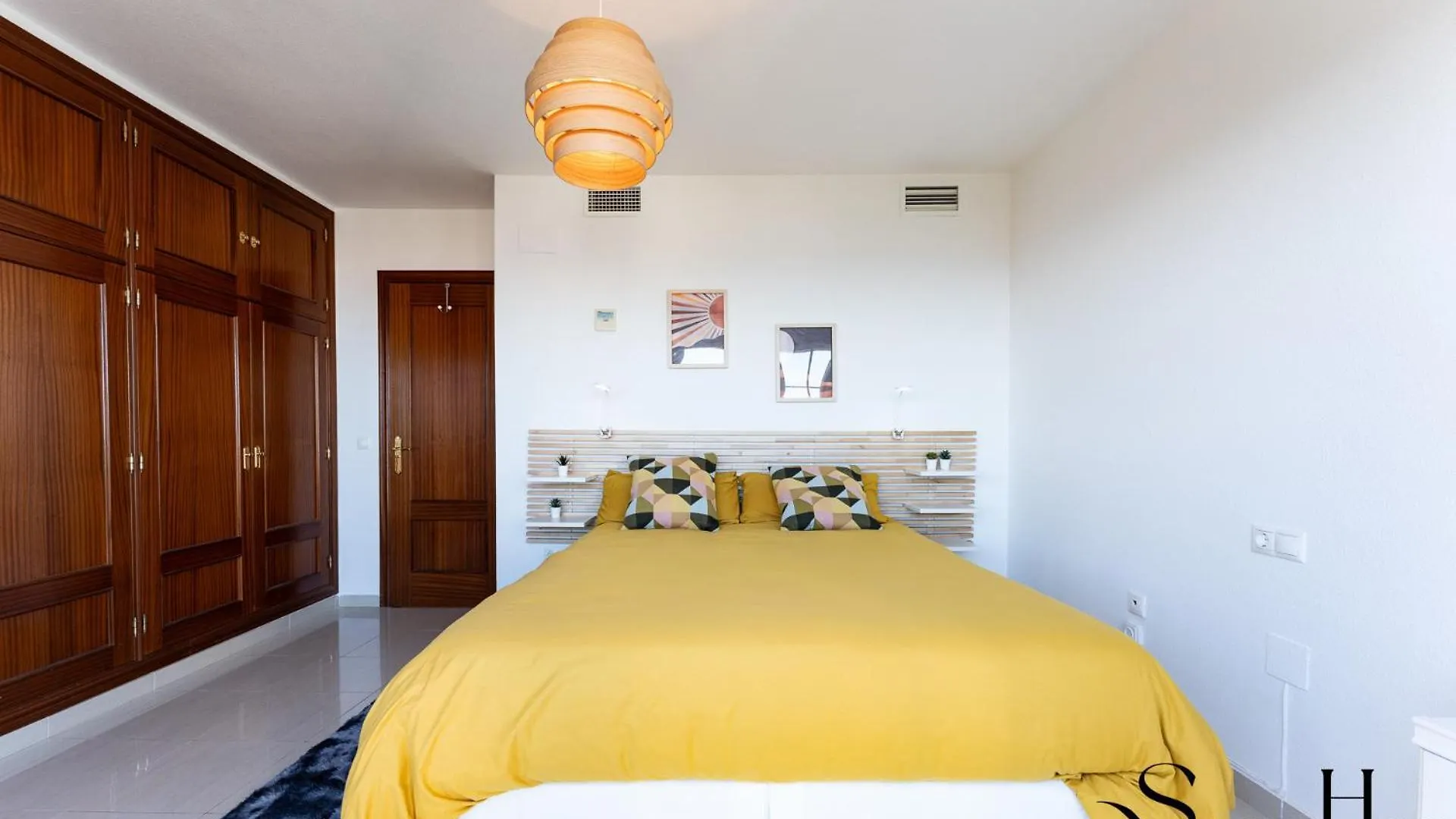 הוילה בנאלמדנה 3-Bed Seaview Escape, Pool, Garage, 4 Terraces 0*,  ספרד