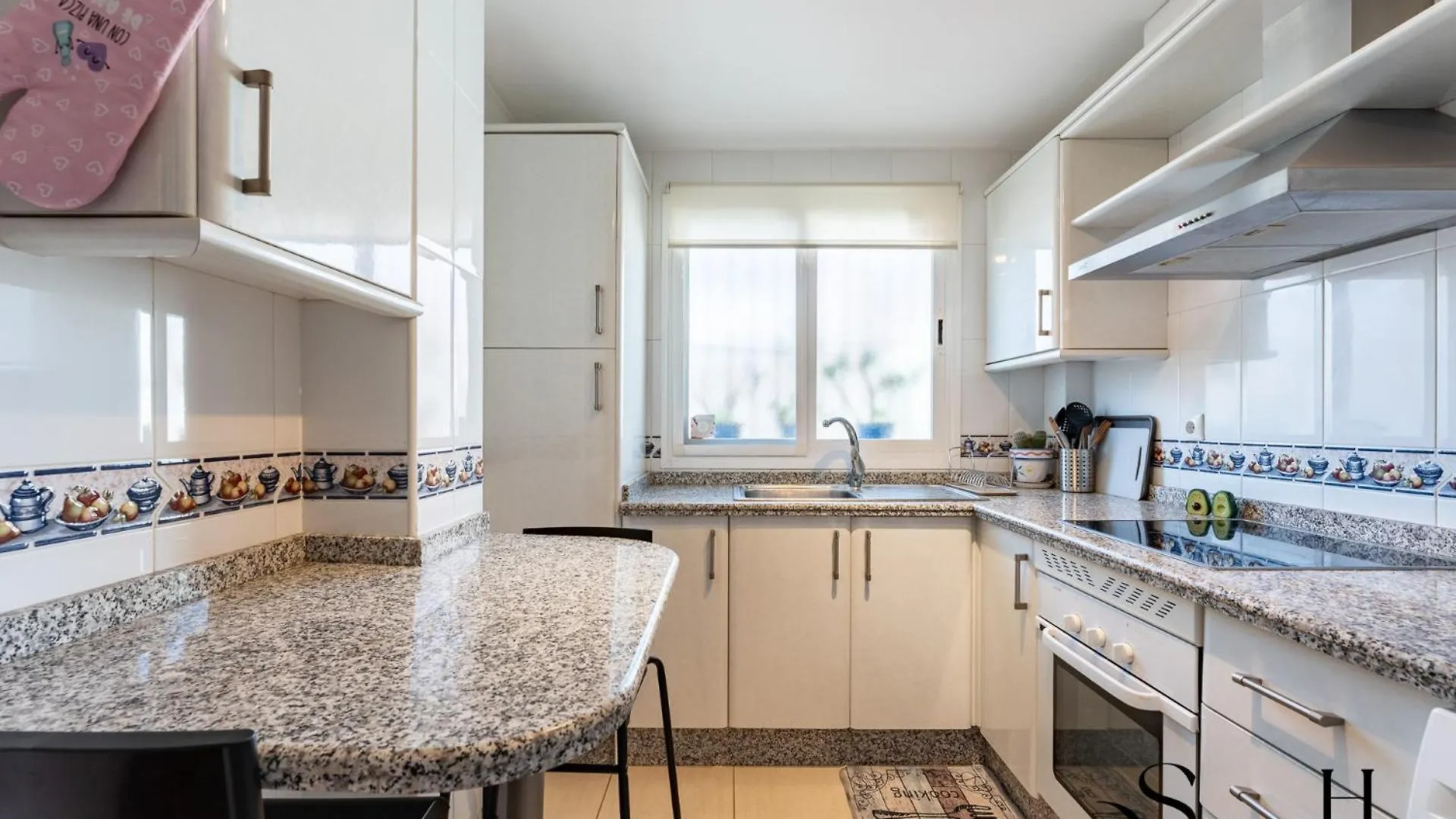 הוילה בנאלמדנה 3-Bed Seaview Escape, Pool, Garage, 4 Terraces ספרד